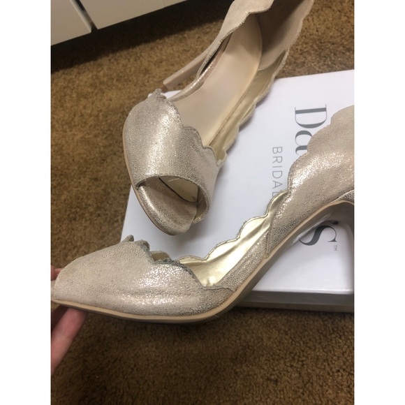 Davids Bridal Gold/Champagne scallop High heels - Picture 7 of 8